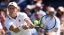 Sinner, che sofferenza all’esordio a Wimbledon! Rimonta un ottimo Kecmanovic sotto due set a uno, inclusa una bruttissima caduta e un problema al piede (insanguinato)