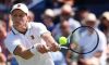 Sinner, che sofferenza all’esordio a Wimbledon! Rimonta un ottimo Kecmanovic sotto due set a uno, inclusa una bruttissima caduta e un problema all’unghia del piede (insanguinato)