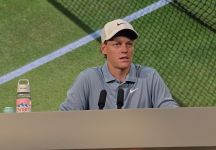 Jannik Sinner: “Questo Wimbledon significa tantissimo. Dopo Parigi abbiamo lavorato durissimo, ora voglio solo godermelo” (Video conferenza stampa e partita)