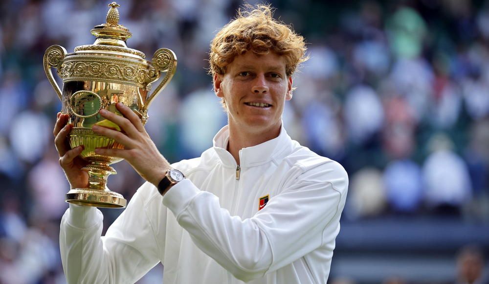 Jannik Sinner con la seconda coppa vinta a Wimbledon - Foto Getty Images