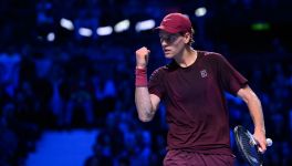 Federer sceglie Sinner nel dibattito sul migliore al mondo: “Per l’anno che ha avuto è difficilissimo da superare”