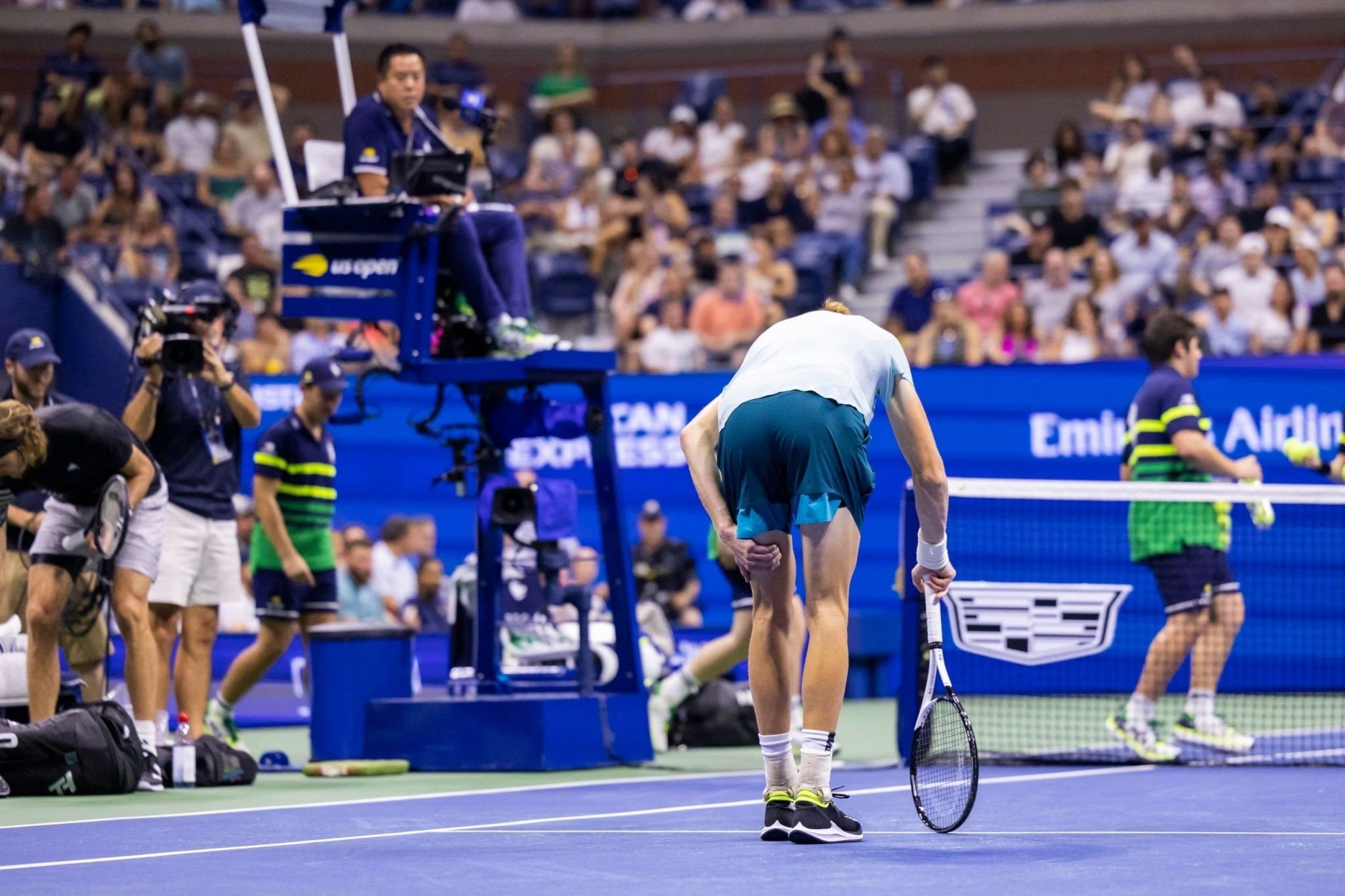 Jannik Sinner in preda ai crampi a US Open (foto Getty Images)