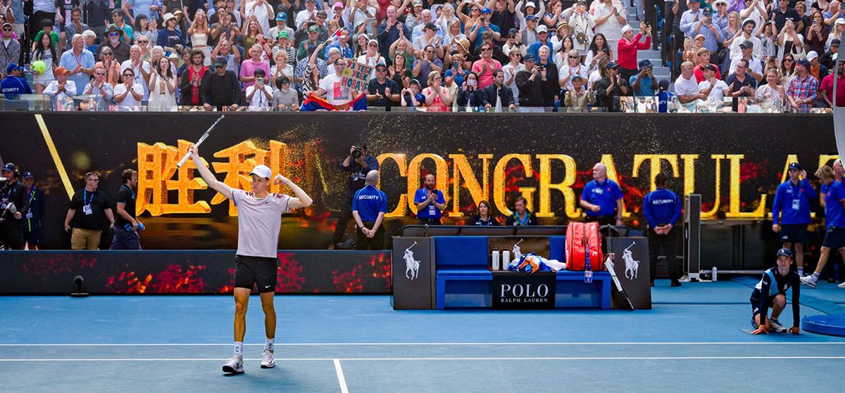 Sinner saluta il pubblico dopo la vittoria su Djokovic (foto Getty Images)