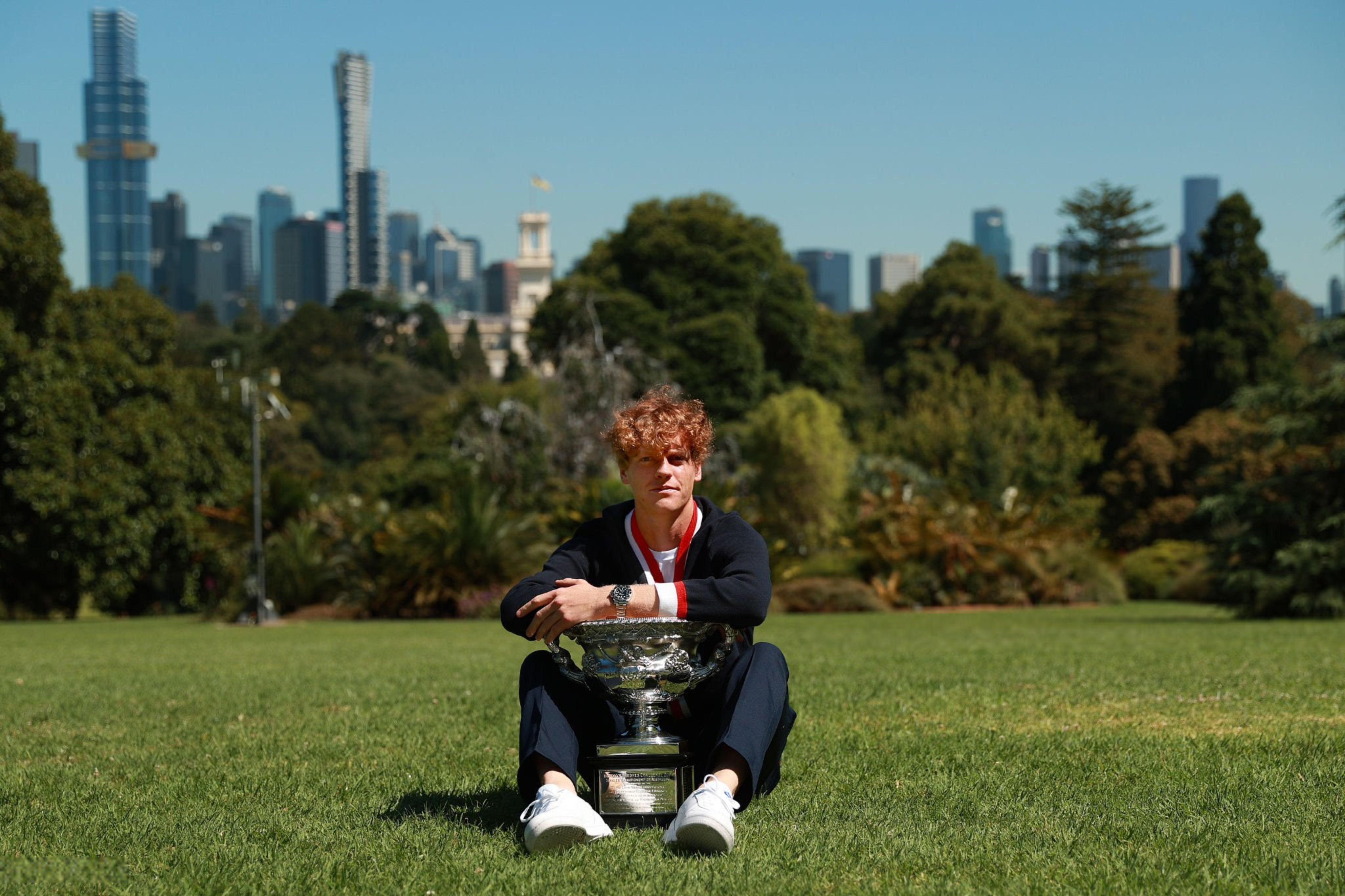 Jannik Sinner nel servizio fotografico dopo la vittoria a Melbourne (foto Getty Images)