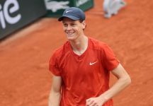 Jannik Sinner dopo l’accesso al secondo turno del Roland Garros: “L’anca sta bene. Non c’è nessun movimento che mi fa dolore. Sto con Anna Kalinskaya quello sì” (audio della conferenza stampa)