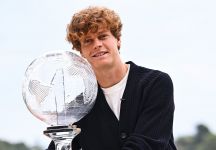 Sinner riceve il trofeo di n.1 ATP. Il video della consegna e le congratulazioni dei numero del tennis, da Agassi a Federer, da Borg a Edberg