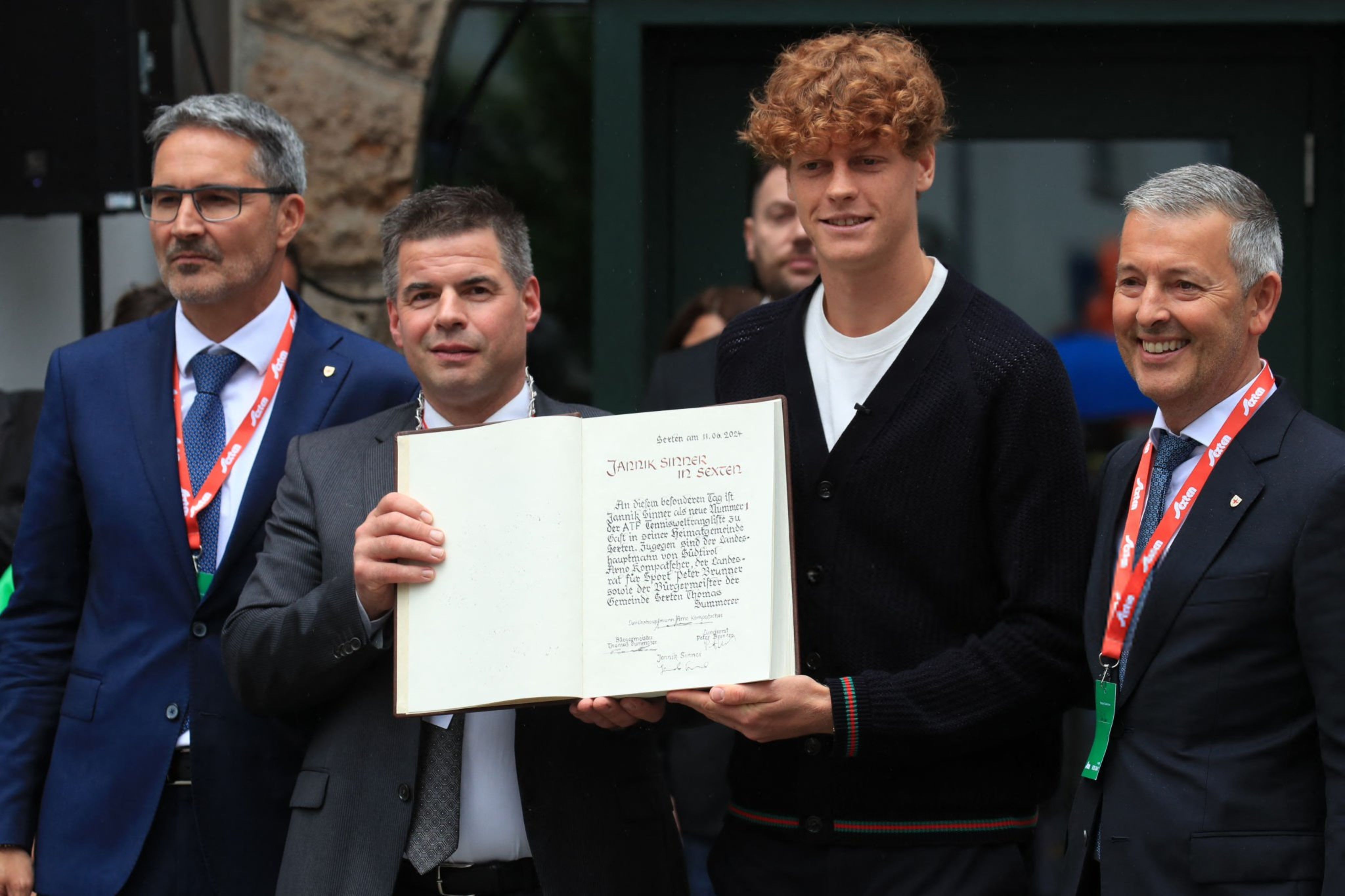 Sinner firma il libro d'oro della città, insieme al sindaco di Sesto Pusteria