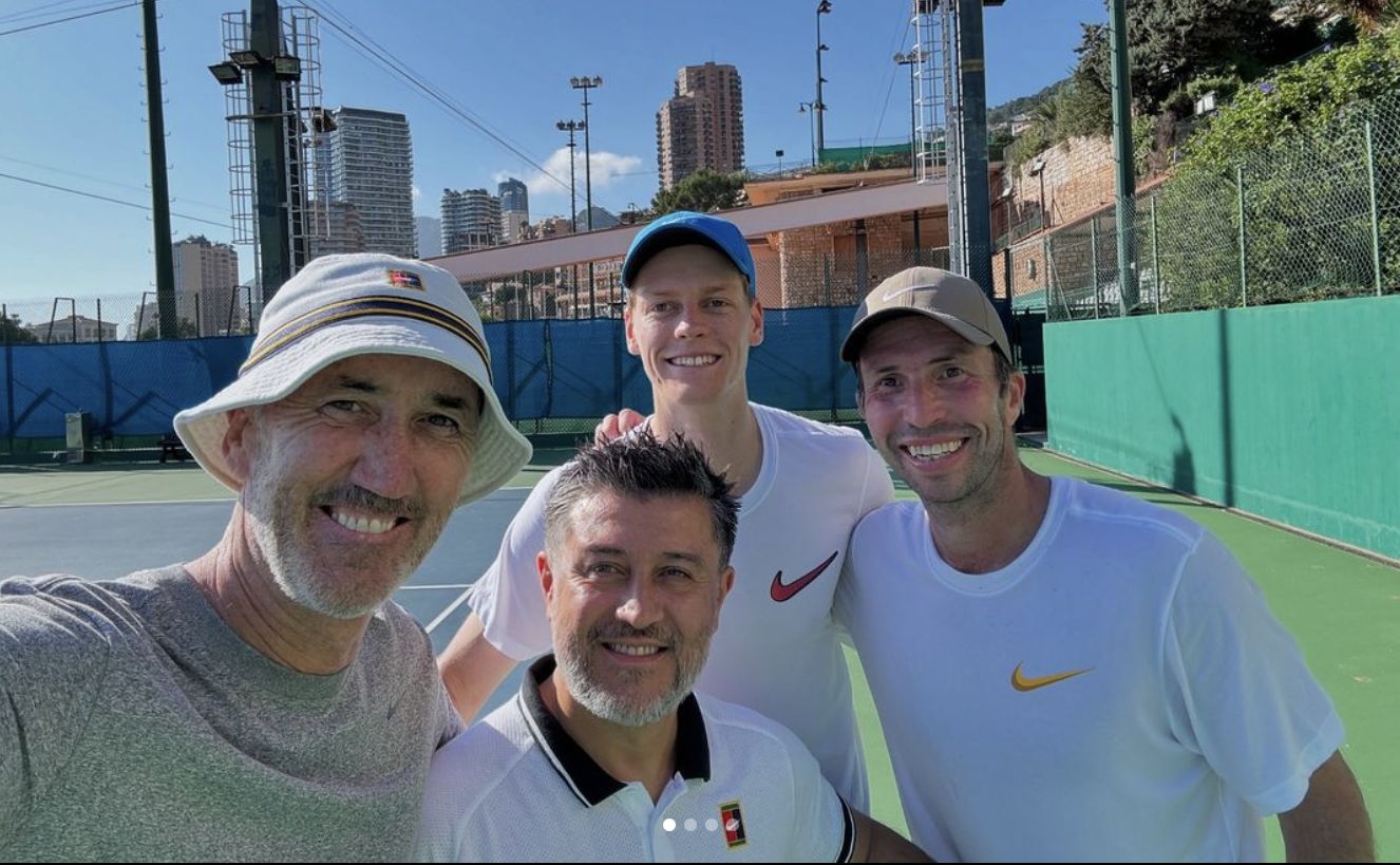 Il team Sinner con Radek Stepanek