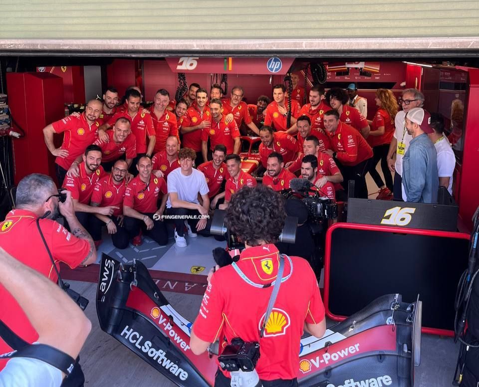 Sinner con il team Ferrari ad Abu Dhabi (foto F1ingeneale)