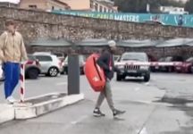 Sinner arriva al Country Club di Monte Carlo per gli allenamenti. Niente allenamenti all’aperto oggi per colpa della pioggia (Video)