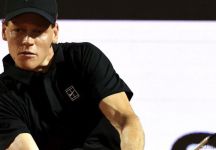 “Voi tifosi mi avete dato una mano pazzesca. Ho una piccola vescica”: Sinner omaggia il pubblico dopo la rimonta. Carlos Alcaraz “Orgoglioso del mio tennis, ma la finale sarà una grande sfida. Contento delle parole di Musetti”