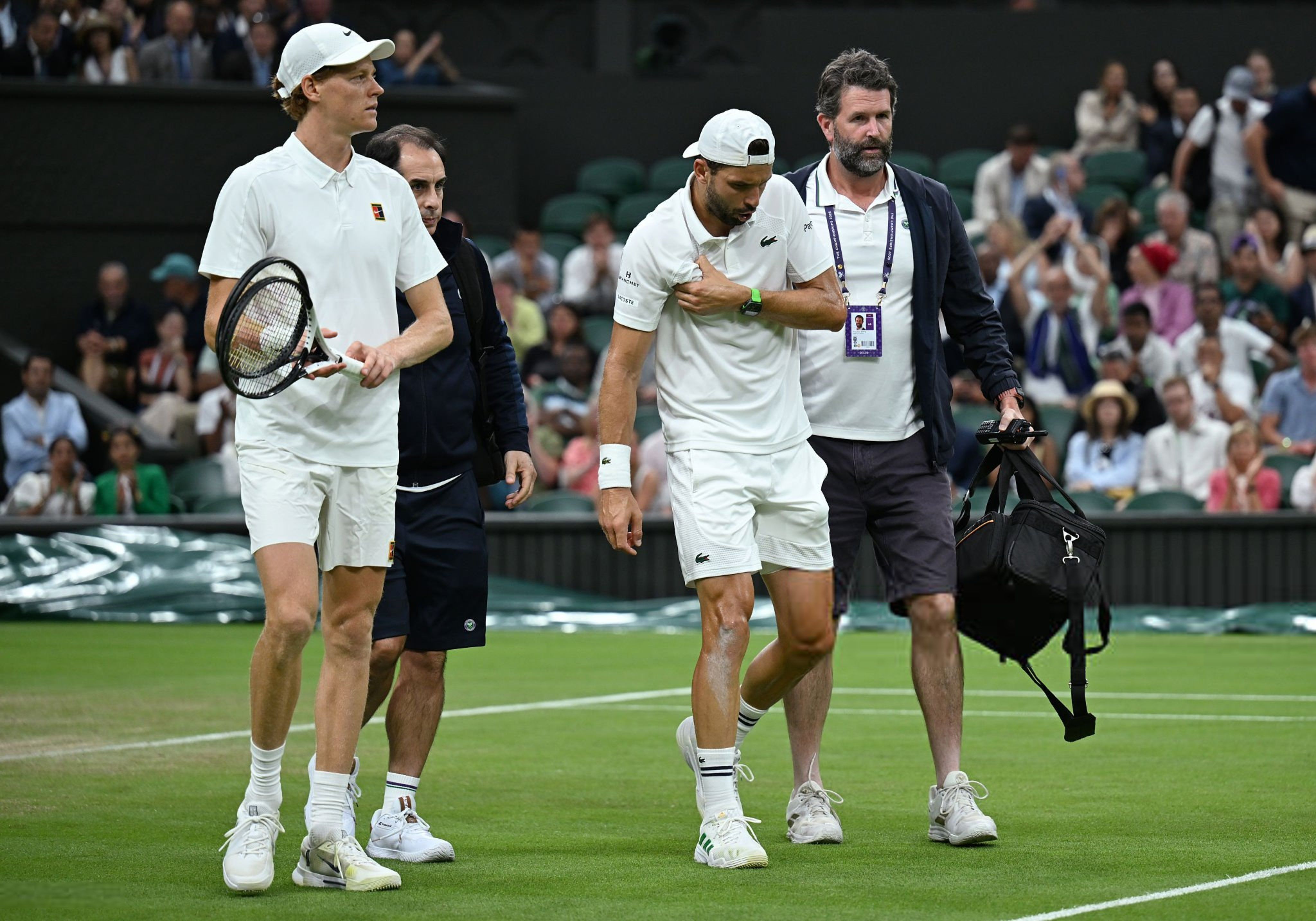Jannik Sinner e Grigor Dimitrov escono dal campo (foto Getty Images)