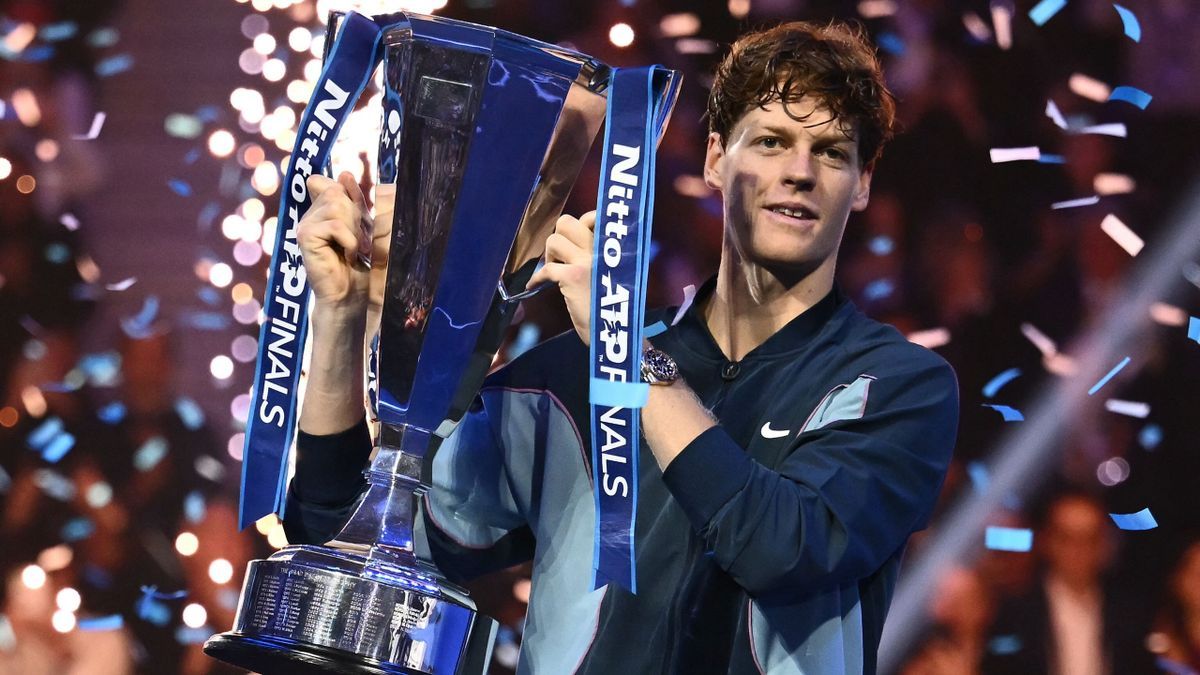 Jannik Sinner con la coppa delle ATP Finals 2024