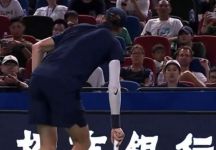 Sinner fuori a Shanghai: addio ai 950 punti e Alcaraz allunga nella corsa al numero uno. Si apre la strada di Djokovic a Shanghai (con il video di Sinner con i crampi)