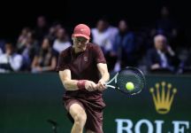 Sinner dopo la vittoria su Cerundolo: “Non sono al 100%, ma sto gestendo bene la situazione”. Medvedev: “Felice di essere tornato competitivo, sto risalendo in classifica” (Video)