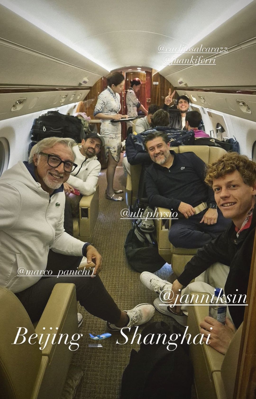 La foto condivisa da Vagnozzi con Jannik e Carlos in aereo