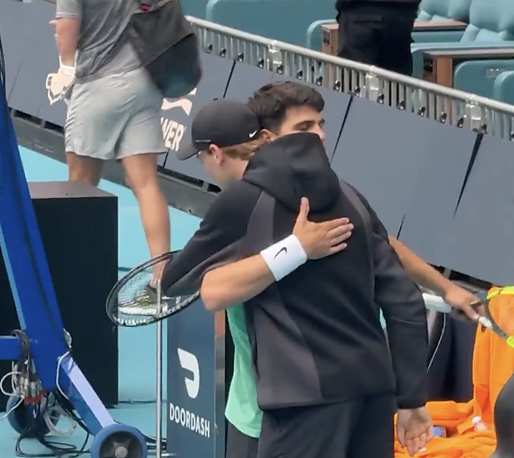 Alcaraz e Sinner, l'abbraccio a Miami