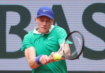 Sinner ai quarti: “Dentro di me c’è una tempesta, ma non bisogna mostrarlo”. L’azzurro rivela i cambiamenti tattici e la gestione emotiva: “Il tennis è molto mentale” (Sintesi video partita)