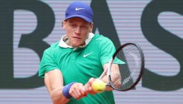 Sinner ai quarti: “Dentro di me c’è una tempesta, ma non bisogna mostrarlo”. L’azzurro rivela i cambiamenti tattici e la gestione emotiva: “Il tennis è molto mentale” (Sintesi video partita)