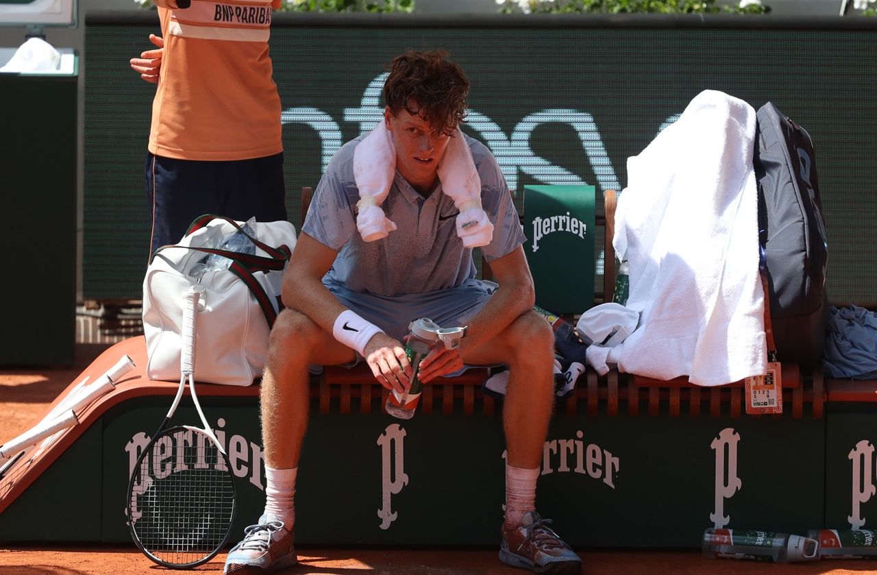 Jannik Sinner sofferente a Parigi (Foto Patrick Boren)