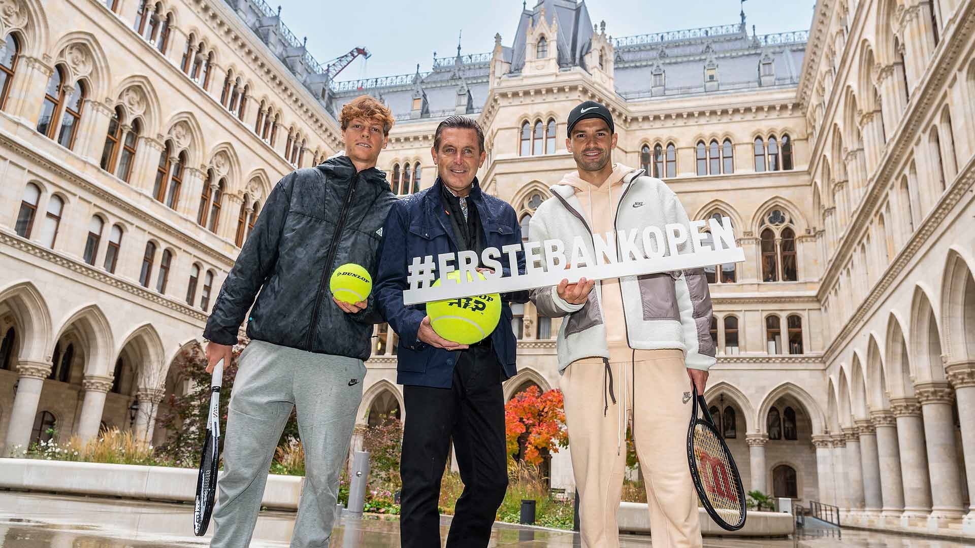 Jannik Sinner, il politico viennesse Peter Hanke e Grigor Dimitrov posano al municipio di Vienna (foto ATP Tour)