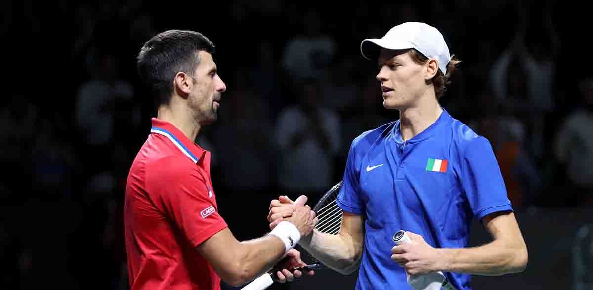 Novak Djokovic e Jannik Sinner nella semifinale Davis 2023 (foto Getty Images)