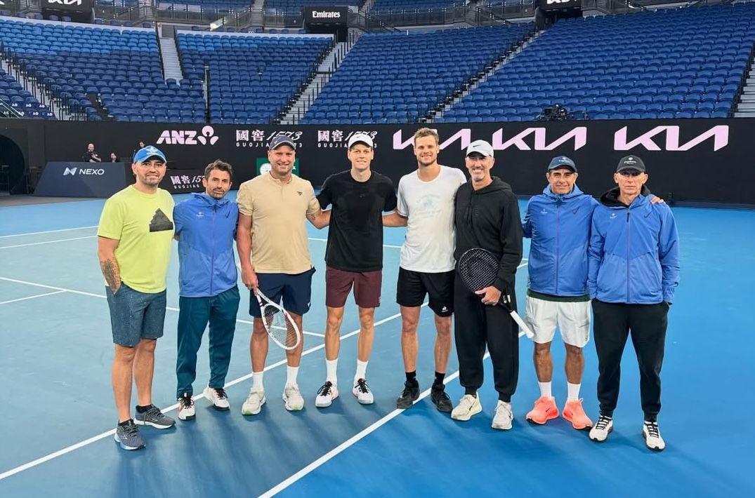 Jannik e Yannick con i loro team dopo l'allenamento