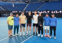 Jannik Sinner affina la condizione sulla Rod Laver Arena