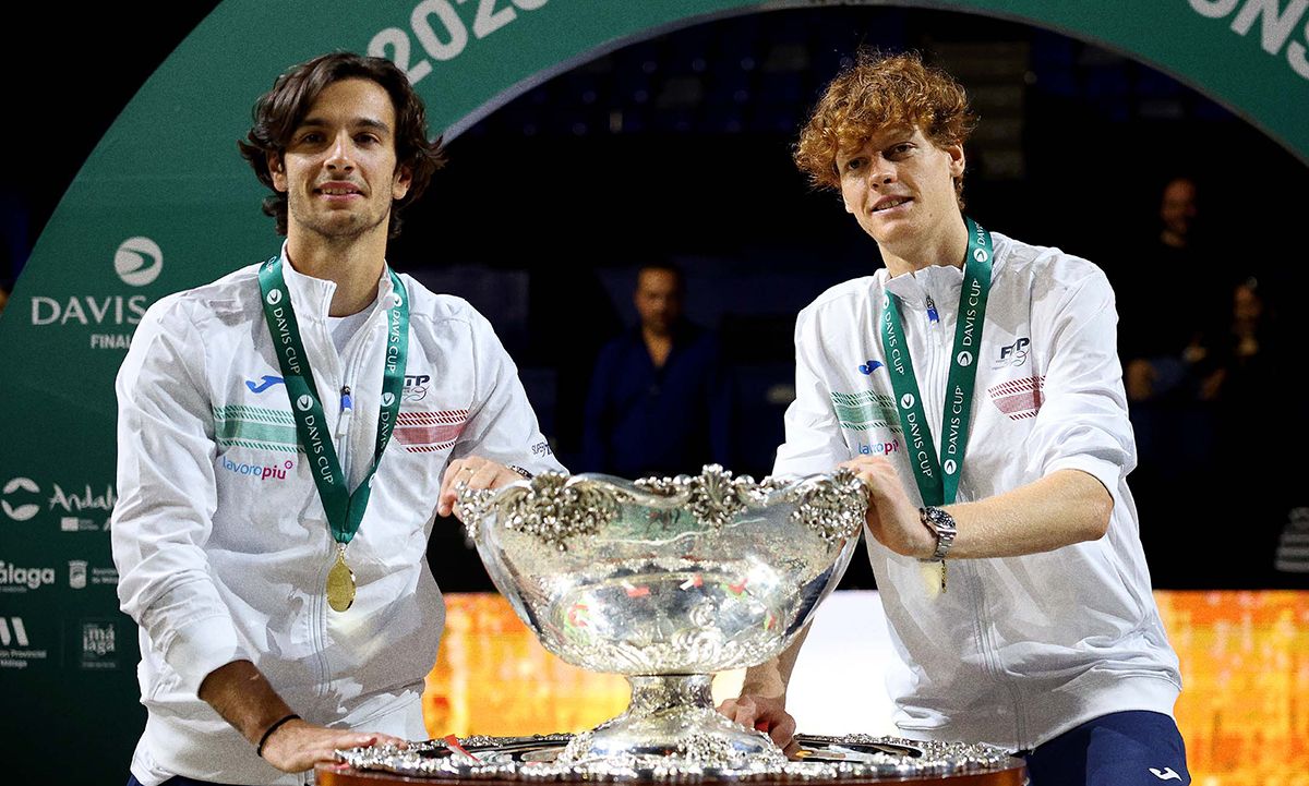 Jannik Sinner e Lorenzo Musetti con la Coppa Davis vinta a Malaga (foto DavisCup)