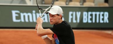 Sinner inizia il “suo Roland Garros” con un allenamento sul Philippe Chatrier (Video)