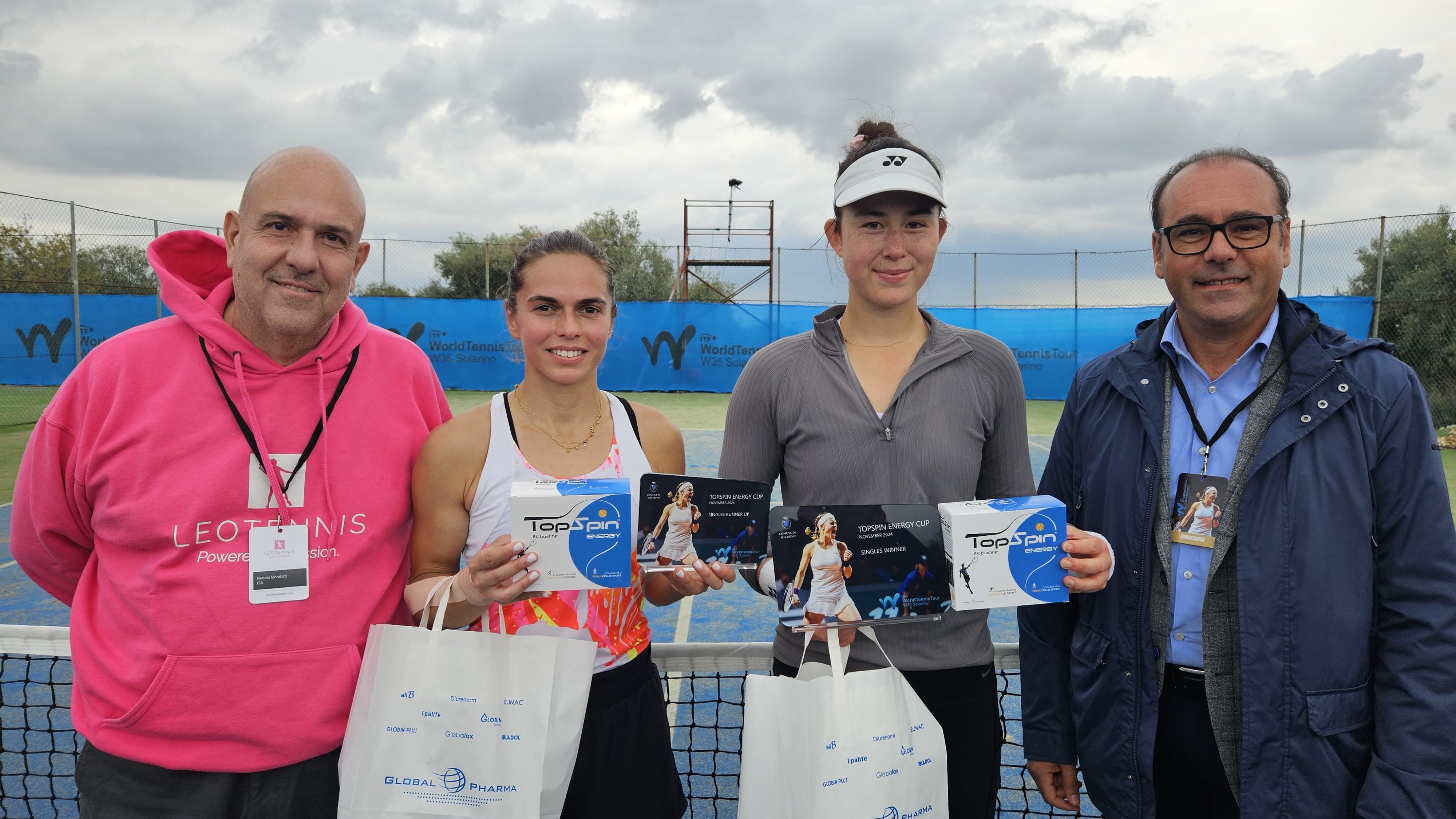 La foto della vincitrice e della finalista con il Direttore del torneo Morabito