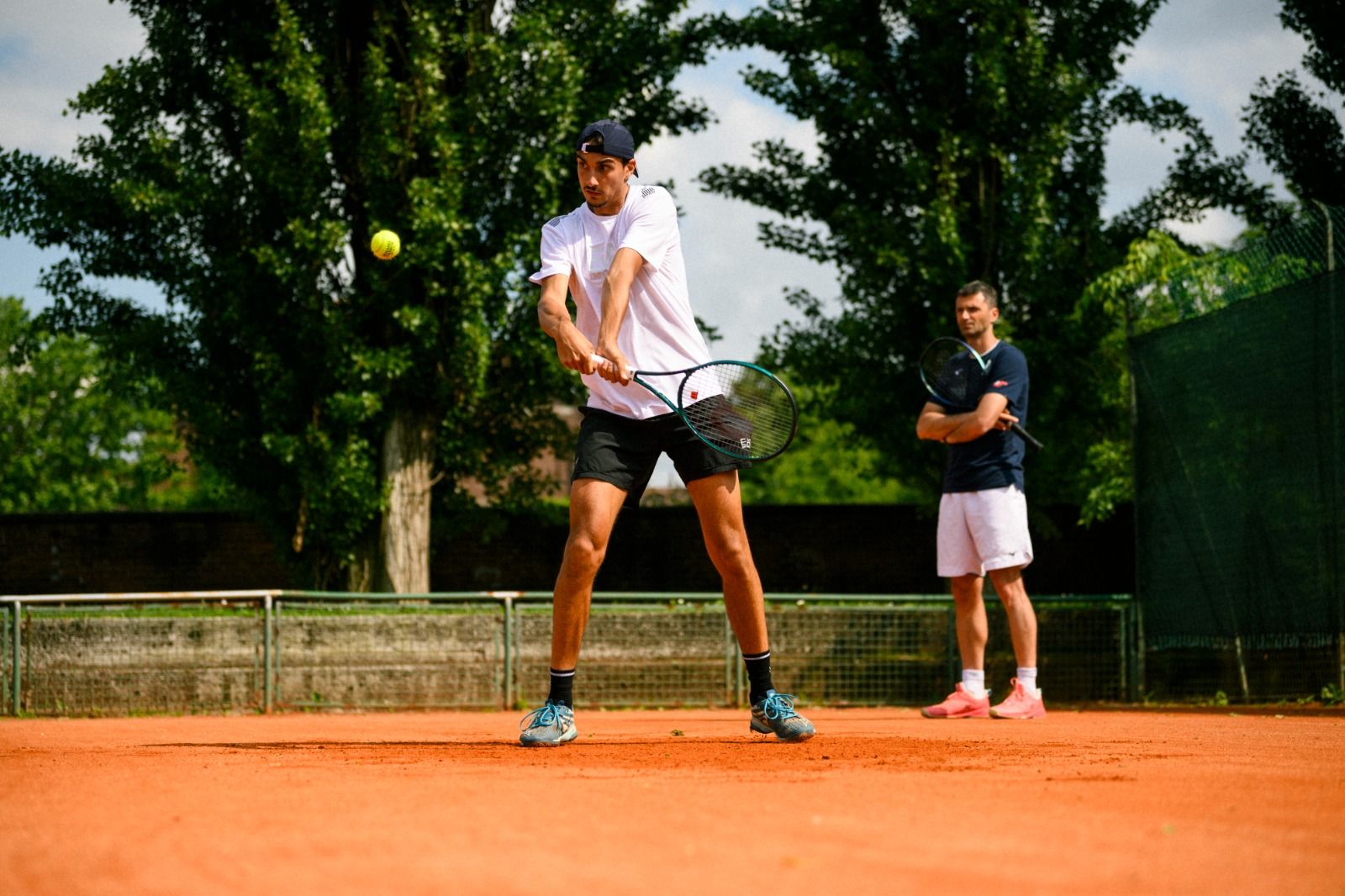 Sonego in campo con Colangelo (foto SuperTennis)