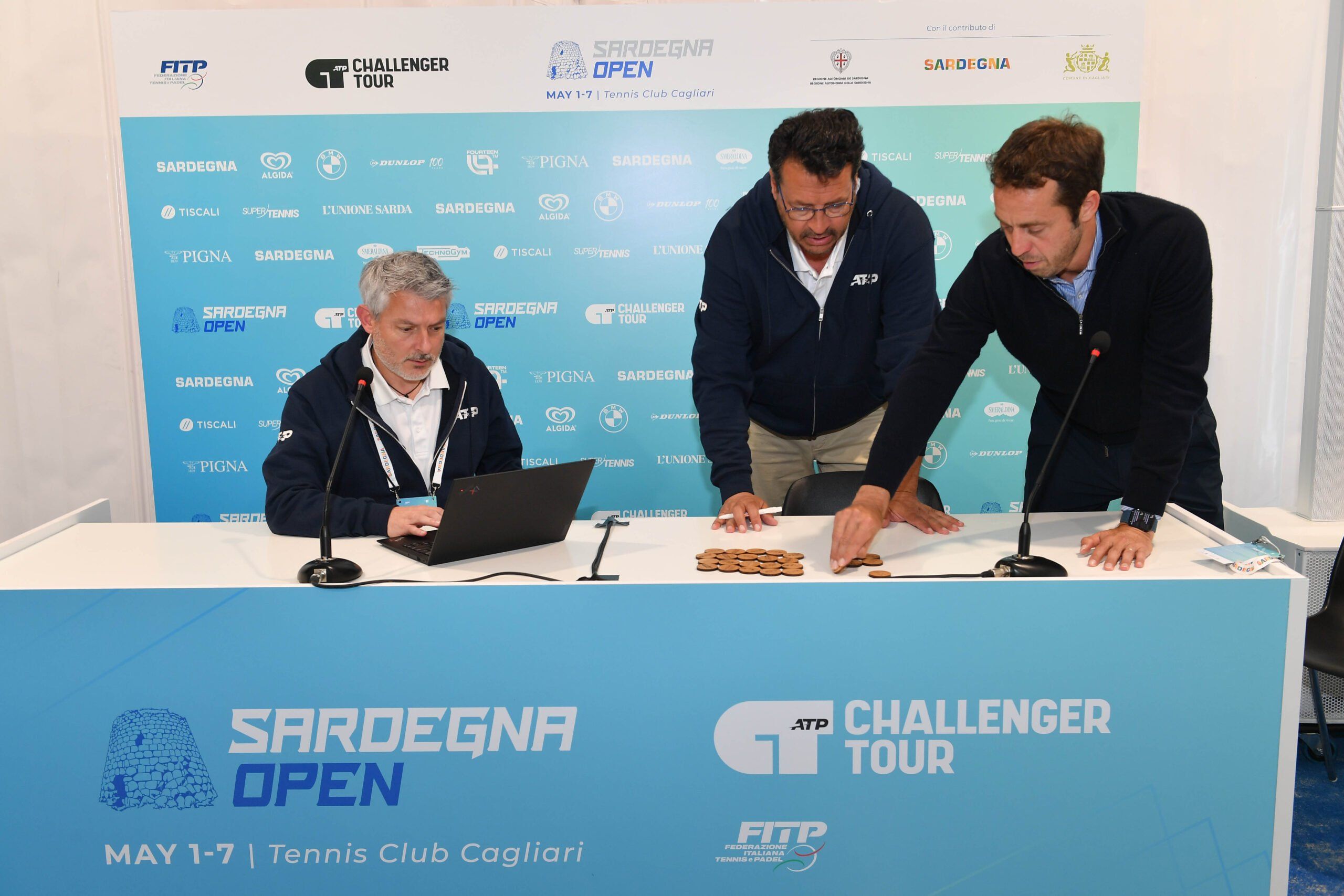 Un'immagine del sorteggio dei tabelloni del Sardegna Open, tenuto dal supervisor Stephane Cretois (sinistra), dal referee Massimo Morelli (centro) e dal direttore del torneo Paolo Lorenzi (sinistra) (foto Francesco Panunzio)