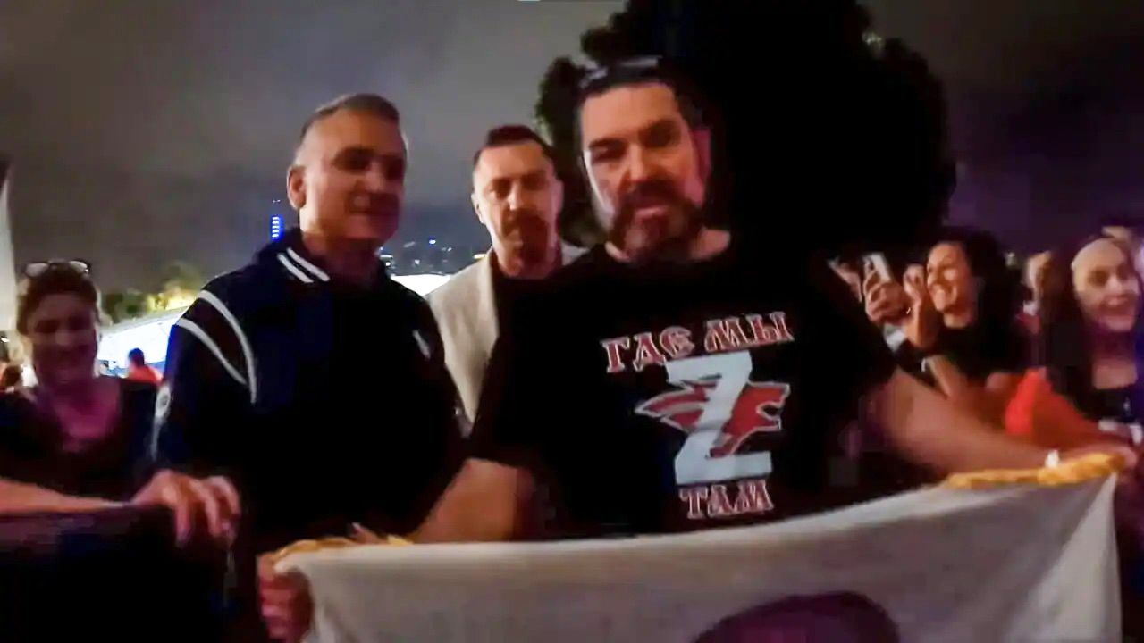 Srdjan Djokovic con i sostenitori di Putin