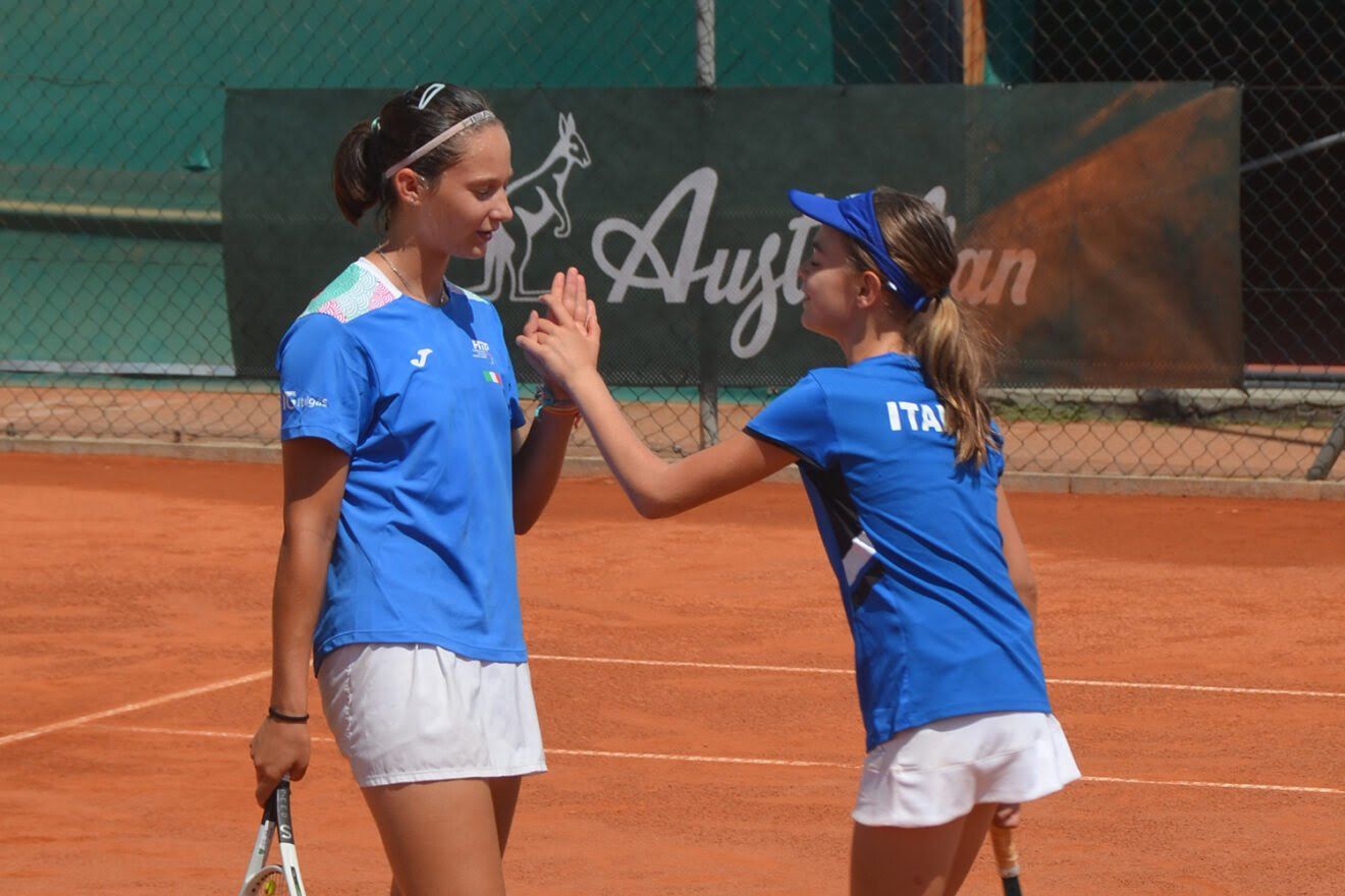 Il "cinque" fra Rebecca Carla Francia e Carlotta Arginelli, protagonista del successo dell'Italia contro la Serbia (foto Omar Baldussi)