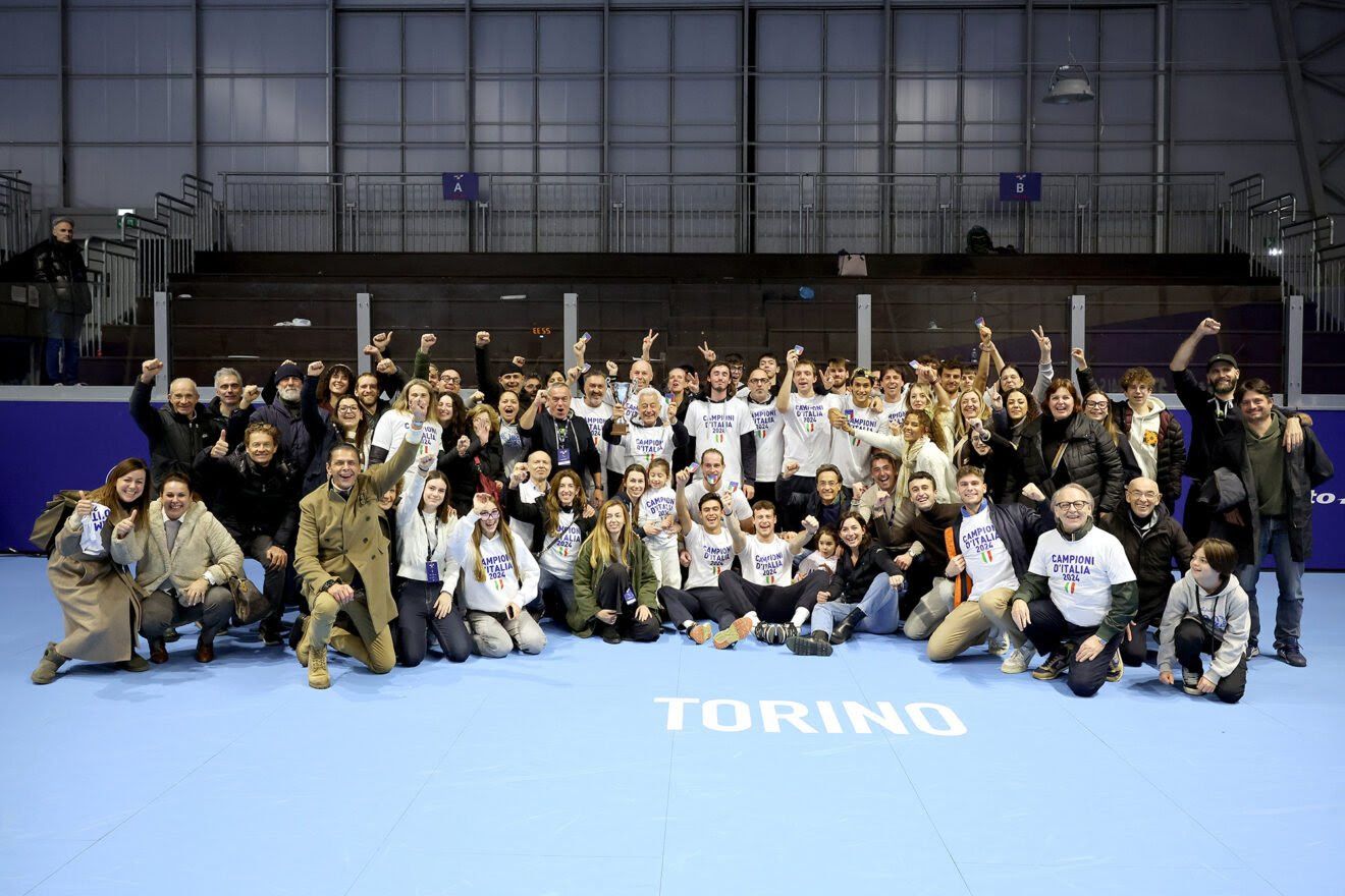 La festa di giocatori e staff del Tennis Club Crema coi sostenitori arrivati a Torino per la finale scudetto (foto Giampiero Sposito/FITP)