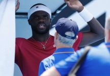 Tiafoe sopravvive a una battaglia epica a Melbourne. L’americano vomita in campo. Djokovic eguaglia Federer (Video)