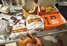 Wimbledon, Tien finisce in ospedale dopo la sconfitta: poi la foto virale con hamburger e patatine
