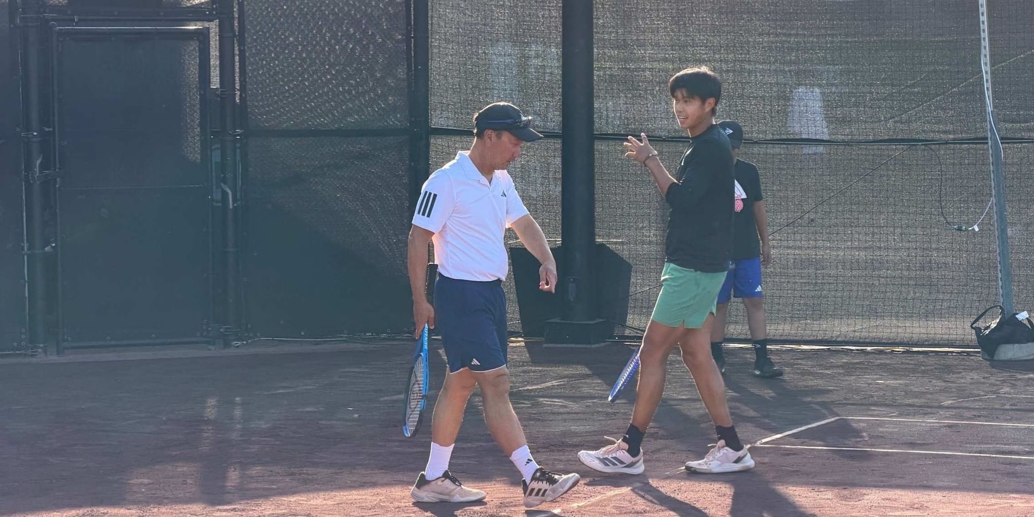 Tien in campo con Chang (foto Tennis Channel)