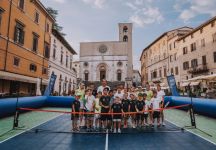 Il Challenger di Todi si accende con il tennis in piazza. Il sindaco Ruggiano: “Non ci si abitua a un torneo così”. Marchesini: “Todi tra i 5 Challenger più longevi d’Italia”