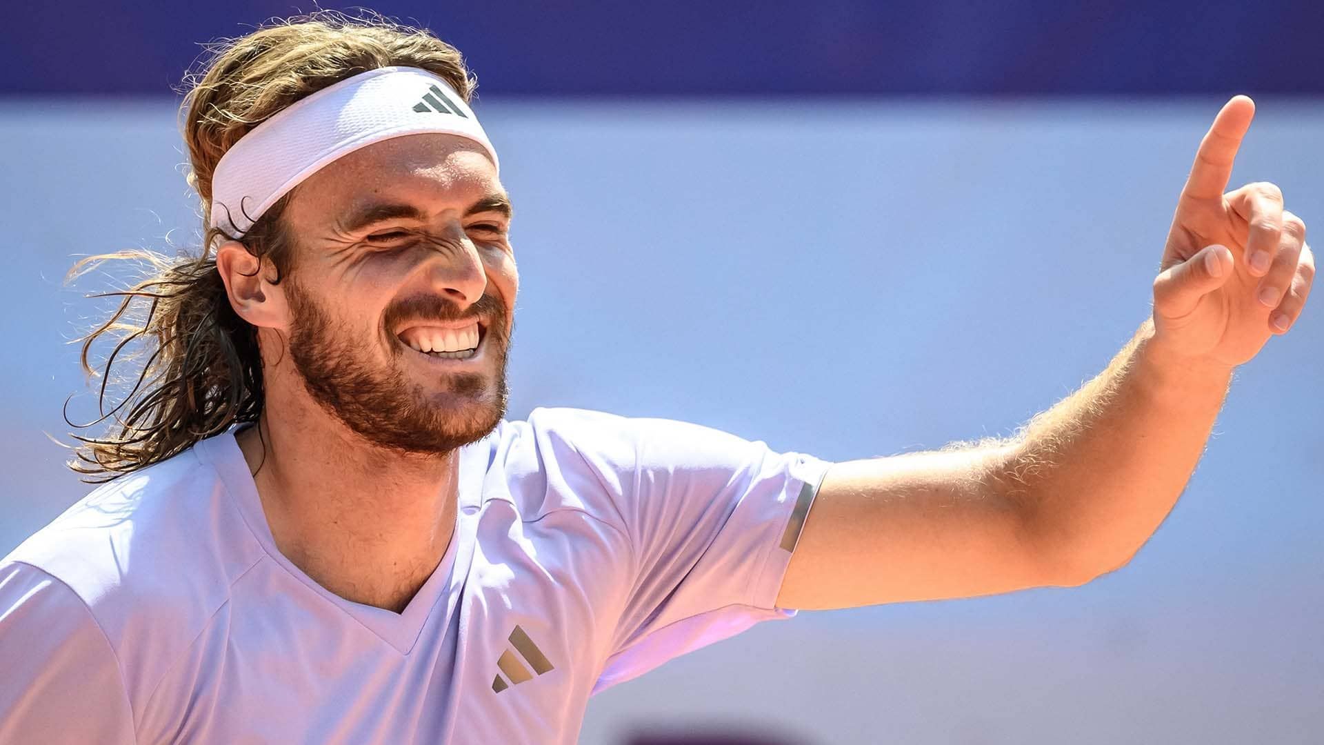 Stefanos Tsitsipas, esulta dopo il successo in Svizzera
