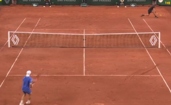 Stefanos Tsitsipas offre una performance straordinaria a Roland Garros, realizzando uno dei punti migliori del 2023 (Video)