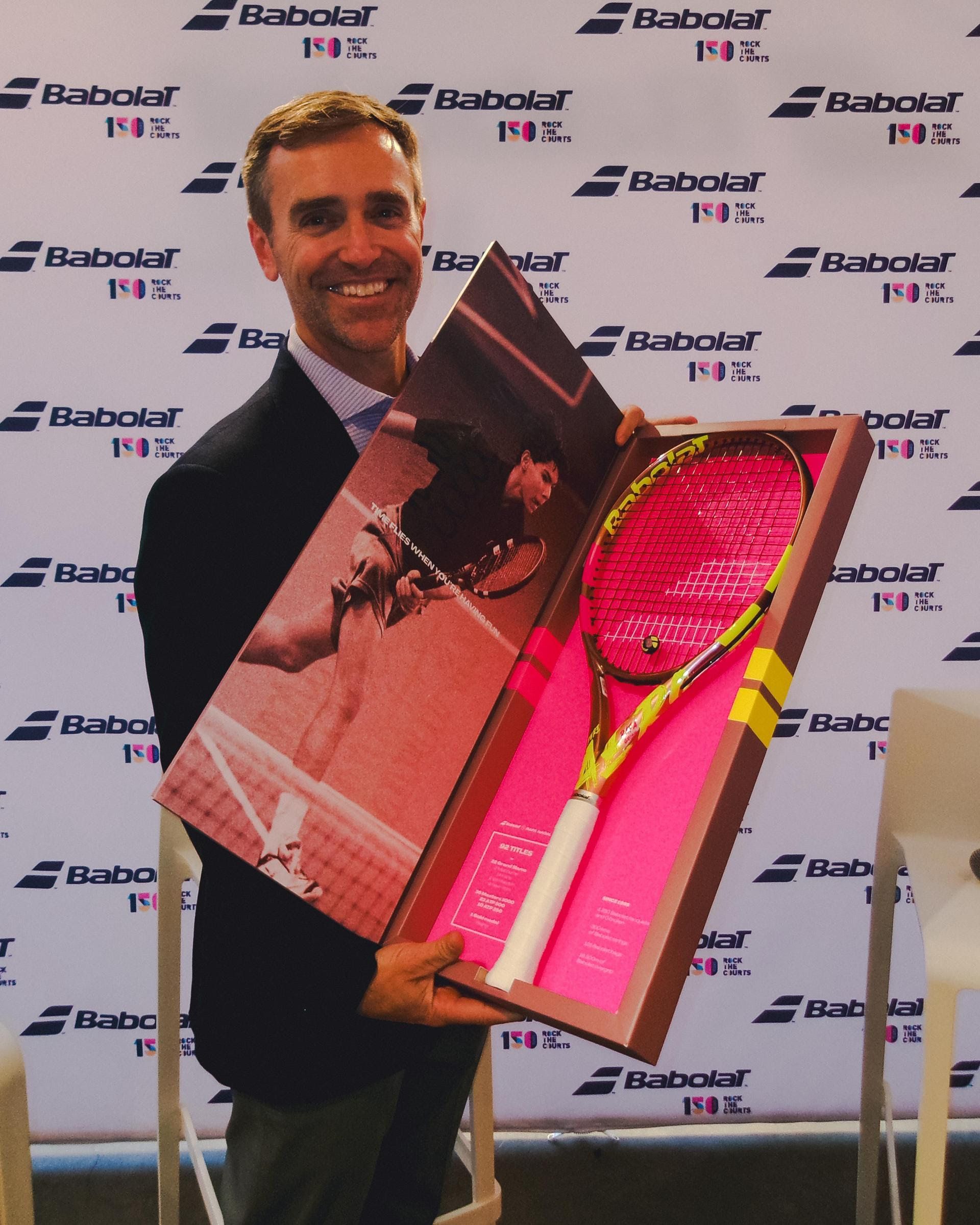 Brian Vahaly, Presidente del Consiglio e Presidente della USTA, ha ricevuto da Babolat una delle 92 racchette unichecreate in tributo alla carriera leggendaria di Rafael Nadal. La racchetta è incisa con il numero 84/92, in omaggio all’84° titolo conquistato da Nadal agli US Open del 2019 (su un totale di 92 titoli in carriera). Credit: Alex S. K. Brown
