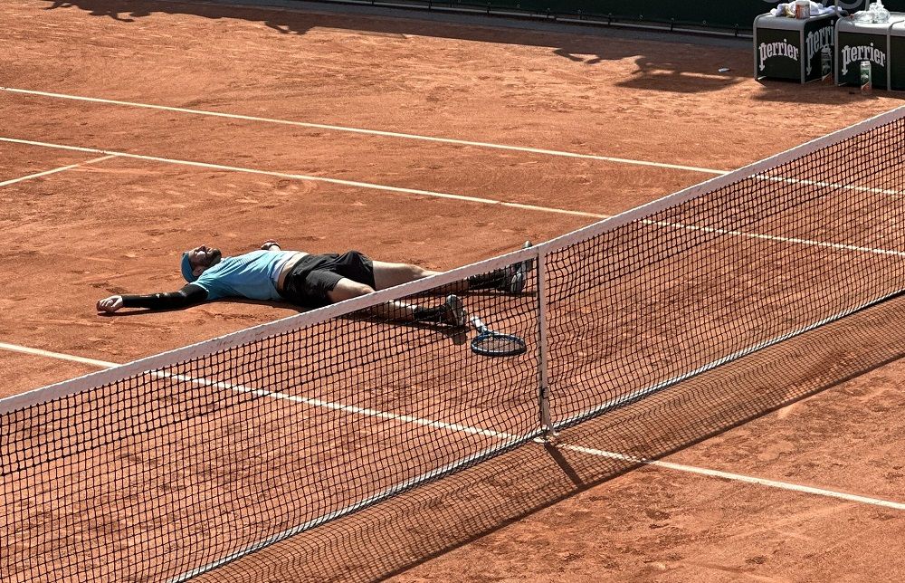 Andrea Vavassori sfinito dopo la vittoria di oggi - Foto Getty Images