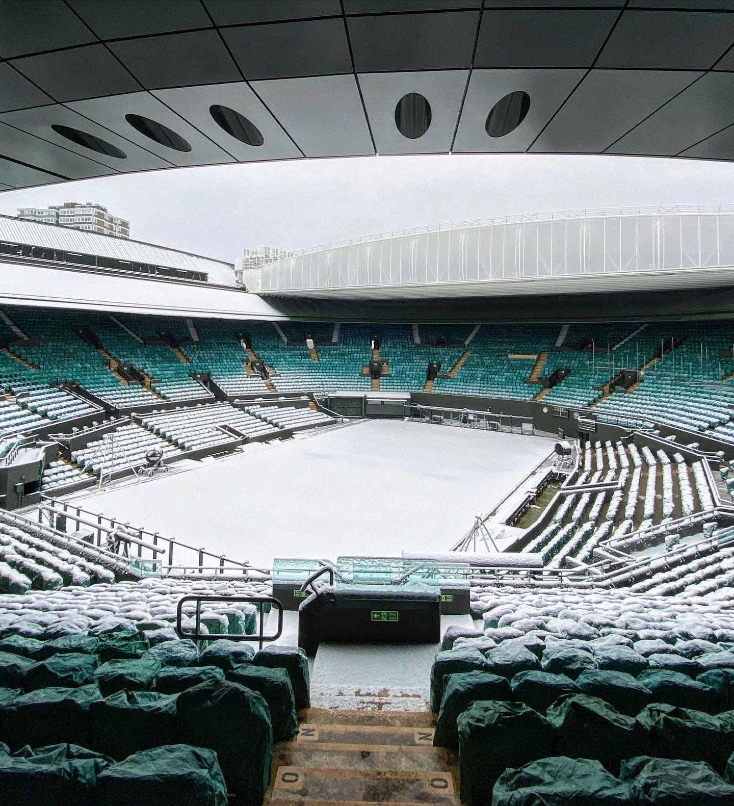 Il campo centrale di Wimbledon pieno di neve