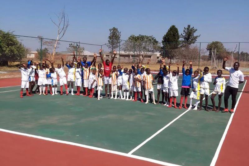 Un gruppo di ragazzini del Ciceketelo Youth Project sul nuovo campo da tennis realizzato a Ndola (Zambia)