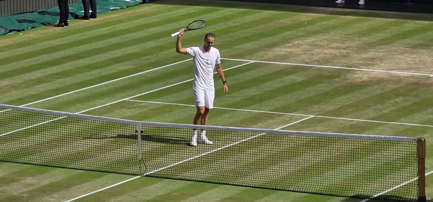 Alexander Zverev esulta dopo il match point contro Fery a Wimbledon