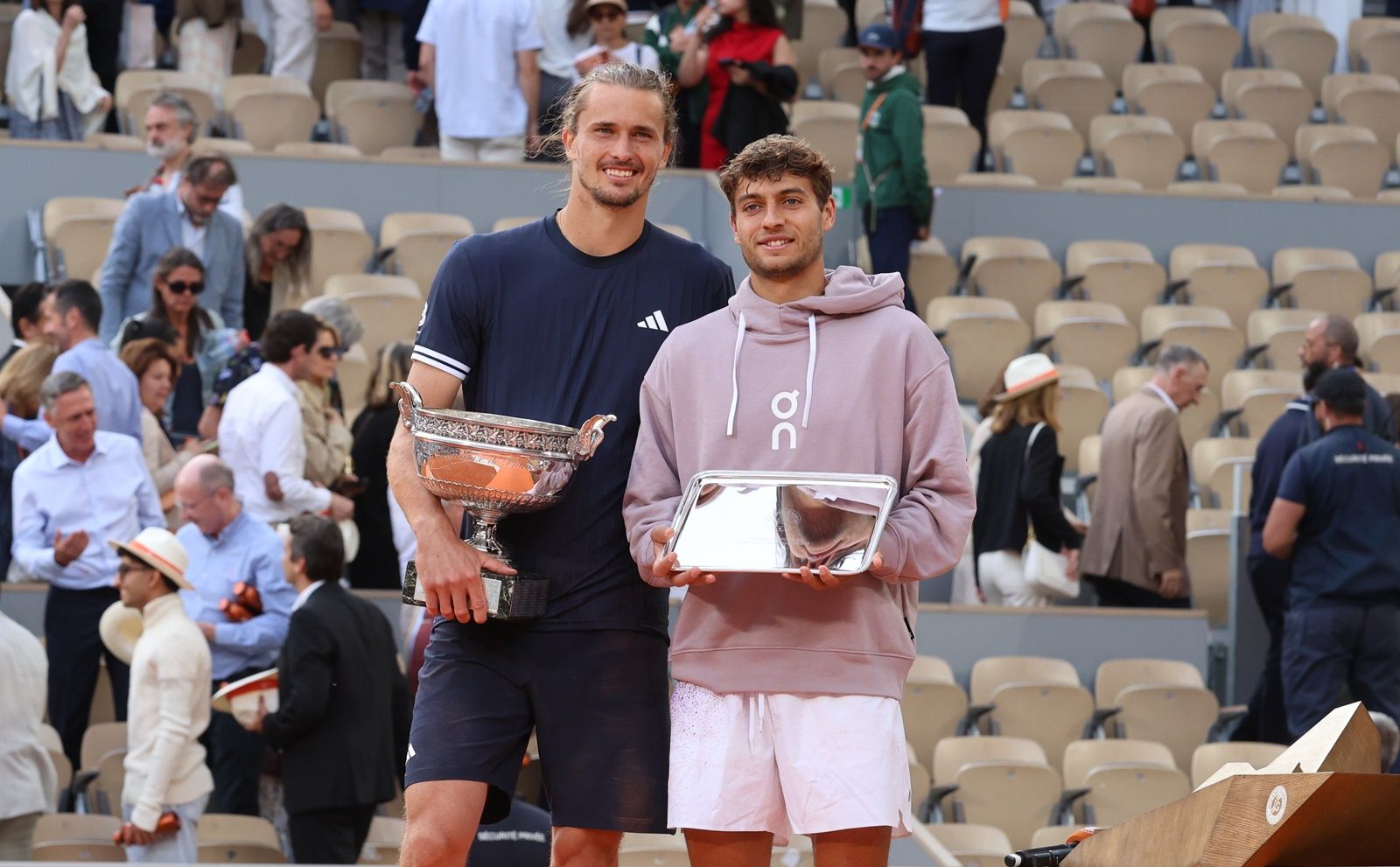 Alexander Zverev e Flavio Cobolli nella premiazione di RG26 (foto Patrick Boren)
